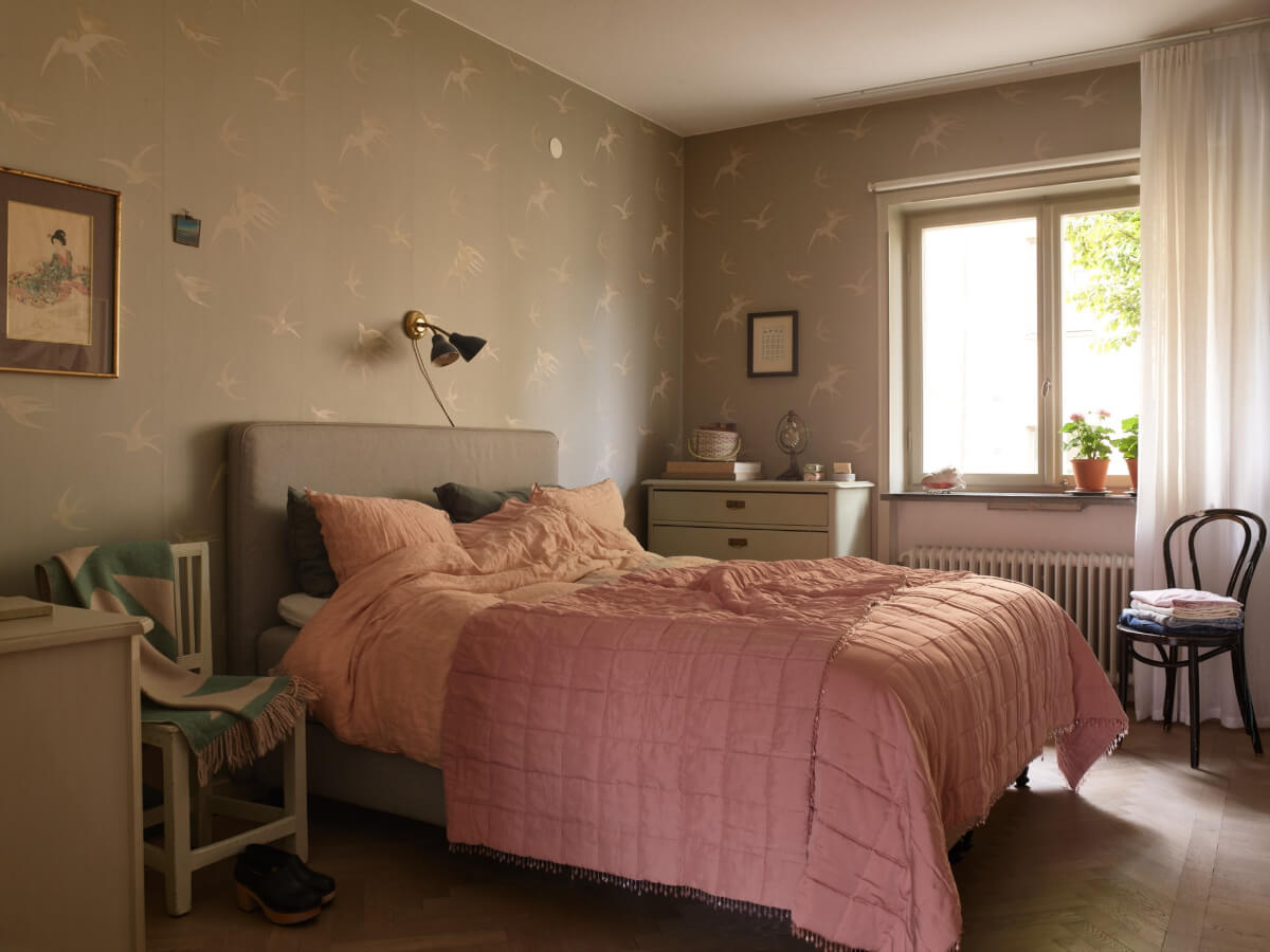 Wallpapers and a Midcentury-Style Kitchen in a 1930s Apartment 17 bedroom gray wallpaper