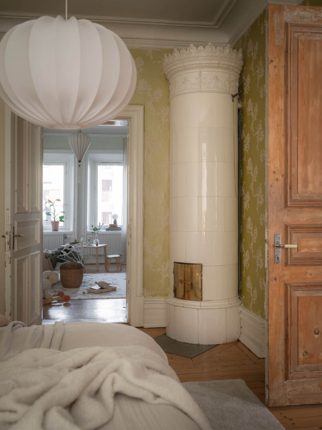 A Historic Apartment with Classic Wallpapers and Contemporary Furniture 11 bedroom kakelugn