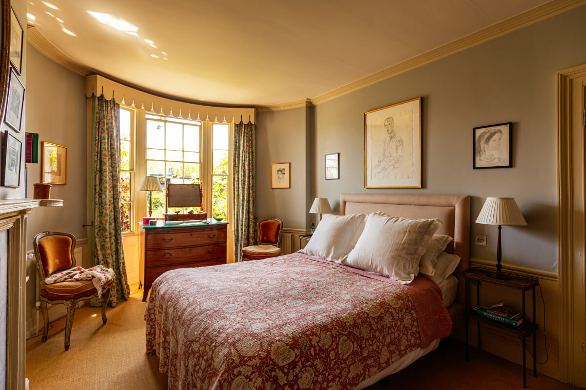 A Carefully Restored Georgian Townhouse in East London 18 bedroom rounded wall
