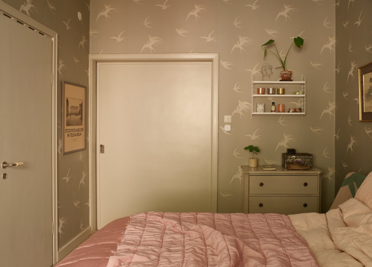 Wallpapers and a Midcentury-Style Kitchen in a 1930s Apartment 19 bedroom wallpaper sliding door built-in closet