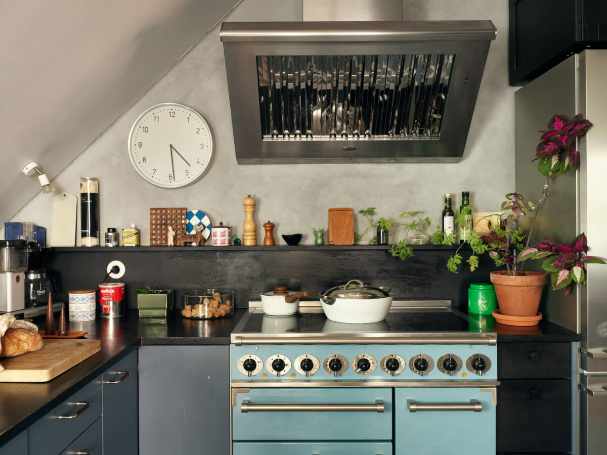 A Stunning Top-Floor Apartment with High Ceilings in a Former Church 8 blue cooker
