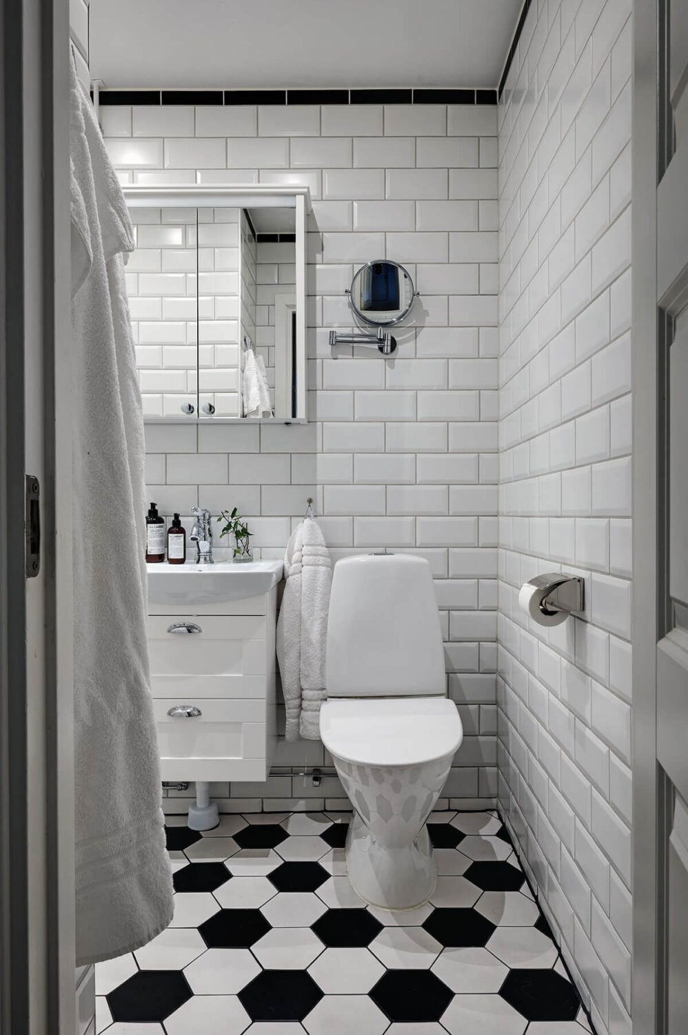 Classic Elements in a Charming Swedish Studio Apartment 23 classic black and white bathroom