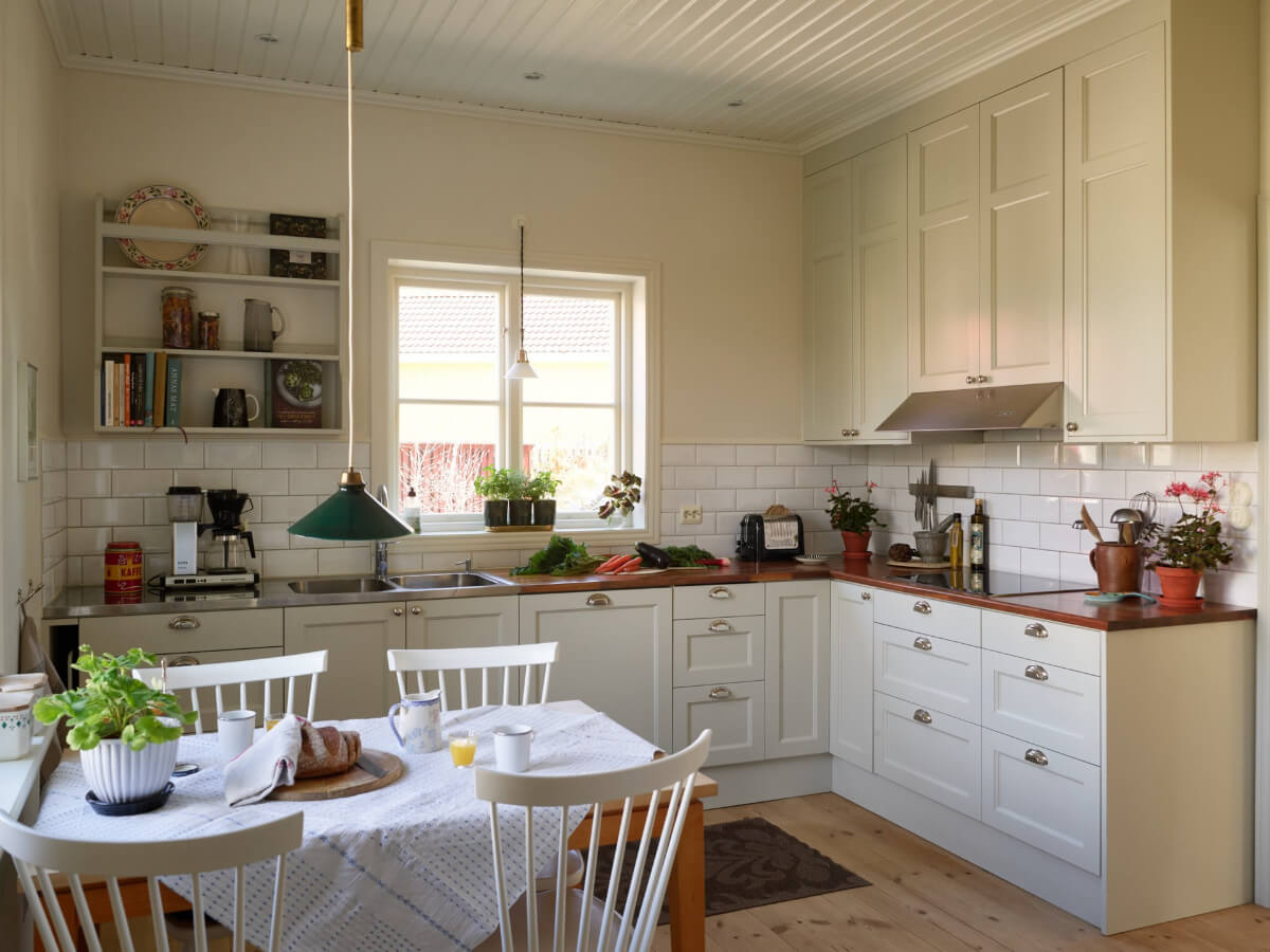 Light-Filled Rooms and Wallpapers in a Swedish Country House 10 classic light-colored kitchen swedish country house