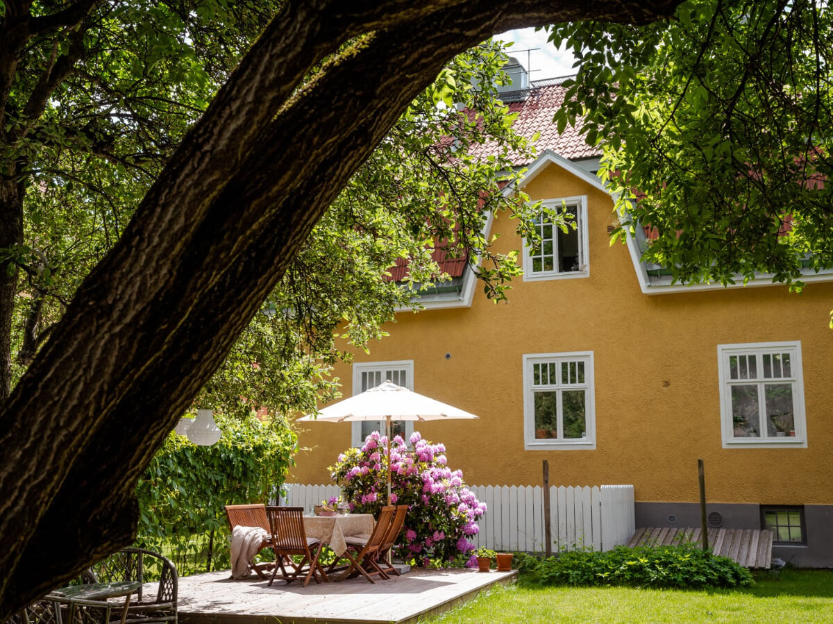A Stylish Basement Apartment with a Private Terrace 24 communal garden