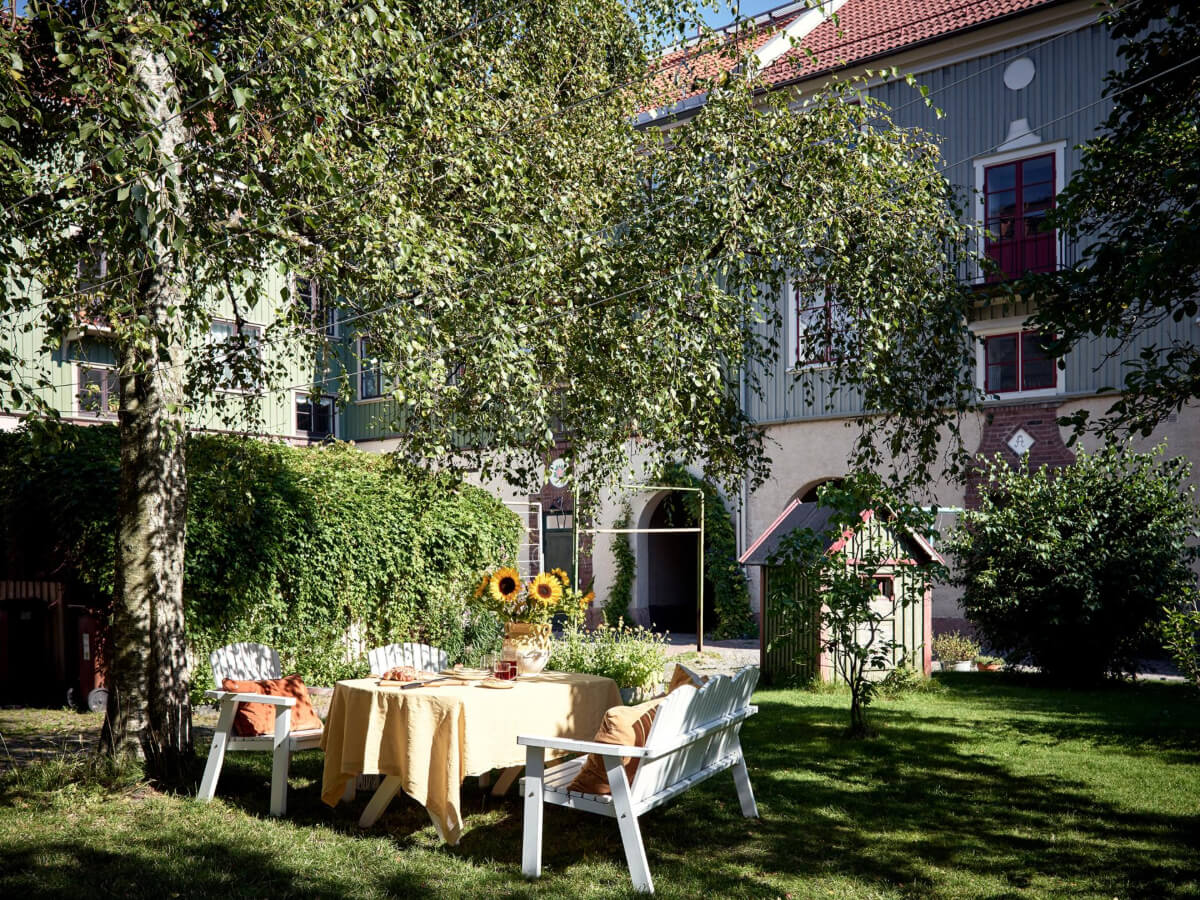 An Apartment with Original Details and a Stunning Period-Style Bathroom 29 courtyard garden An Apartment with Original Details and a Stunning Period-Style Bathroom