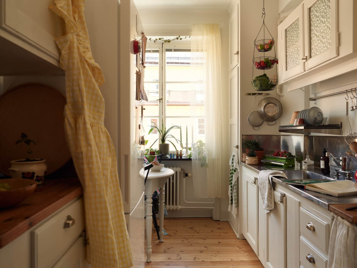 Warm Walls and Original Elements in a Swedish Studio Apartment 9 cozy kitchen small table wooden floor
