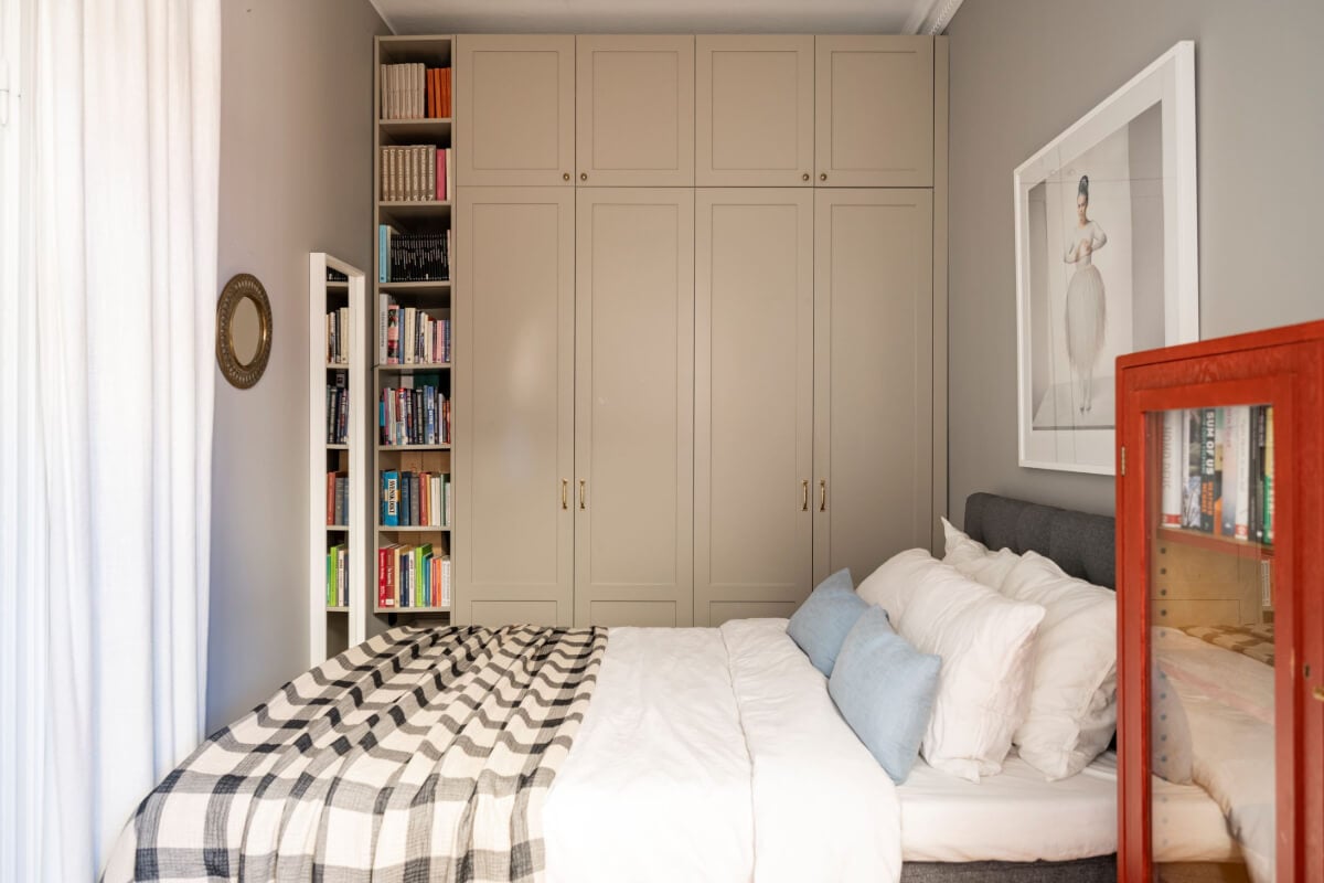 Wallpapers and Blue Tones in a Cozy Turn-of-the-Century Home 18 floor-to-ceiling wardrobes bookcase bedroom