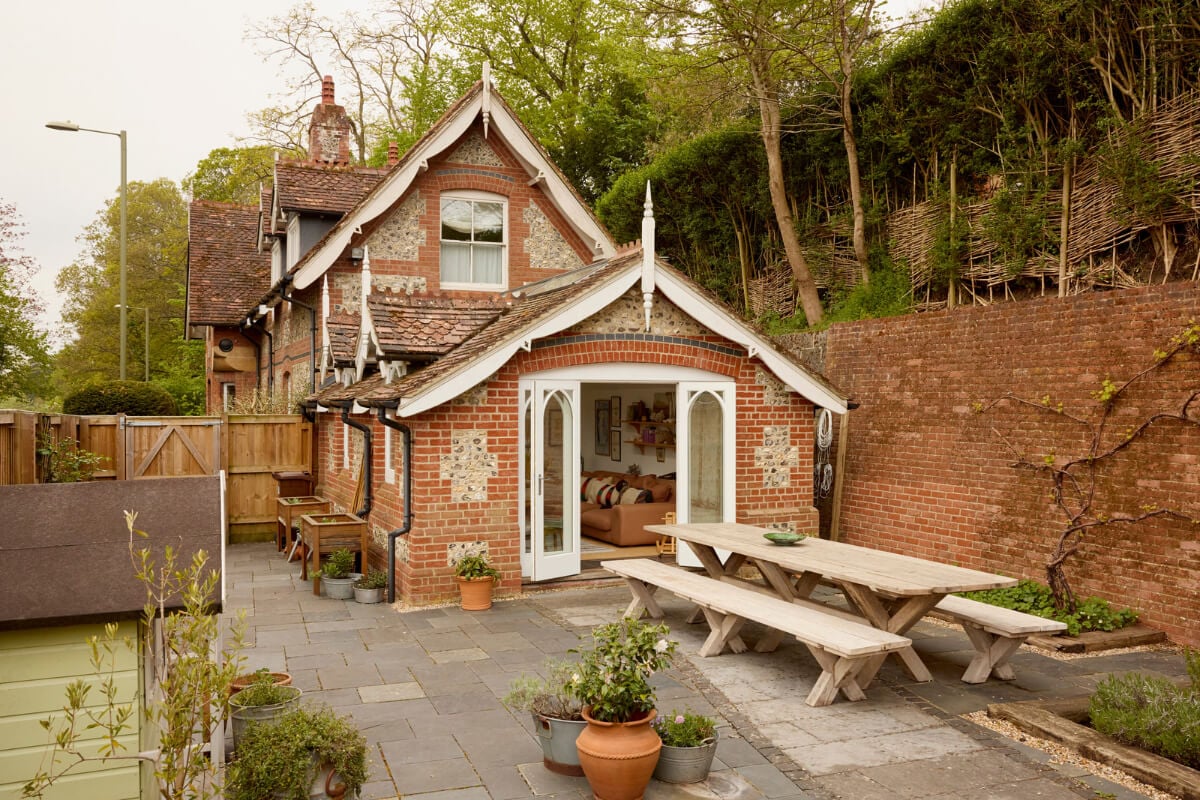 Natural Colors and Materials in a Beautiful Arts and Crafts House 30 garden arts and crafts house