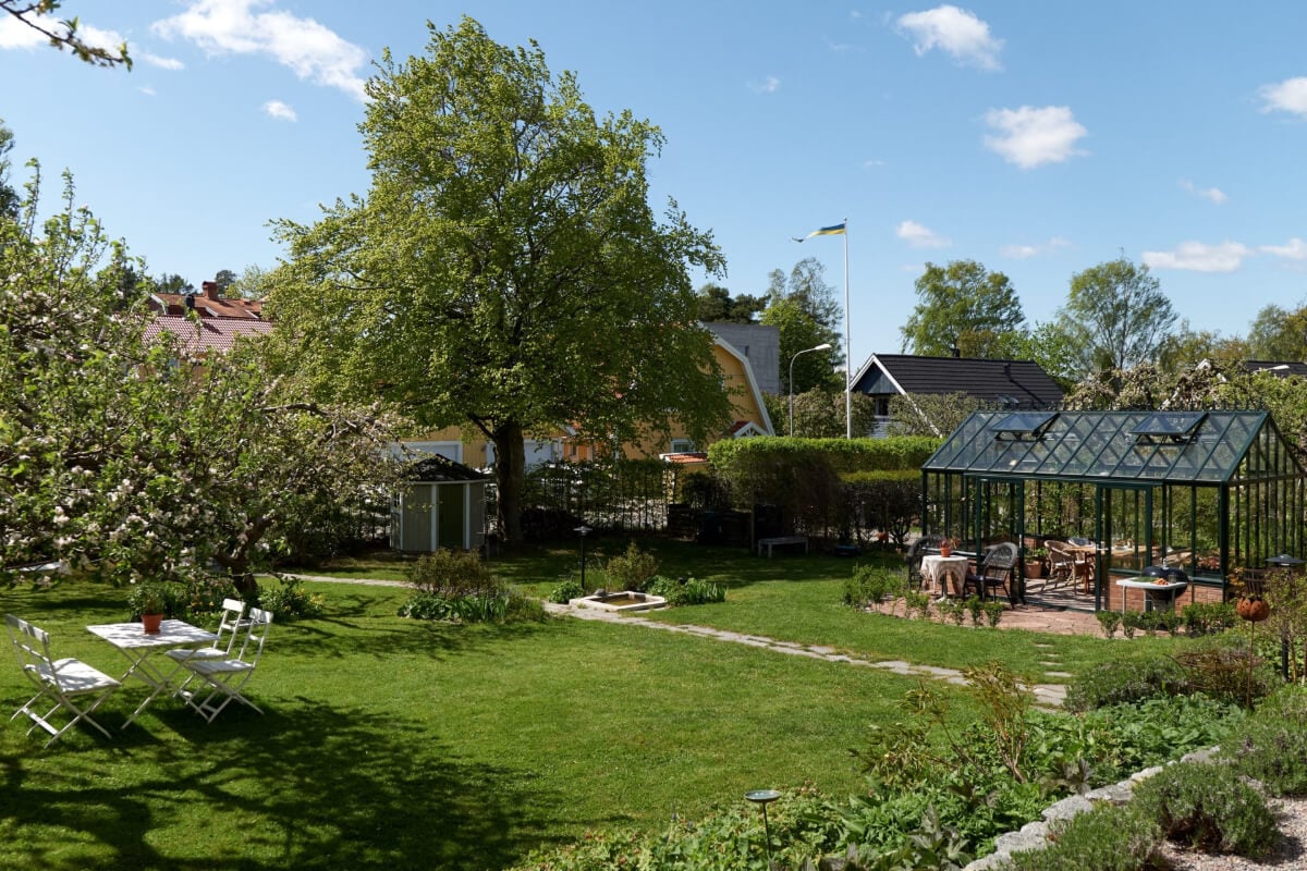 Light-Filled Rooms and Wallpapers in a Swedish Country House 25 garden with greenhouse