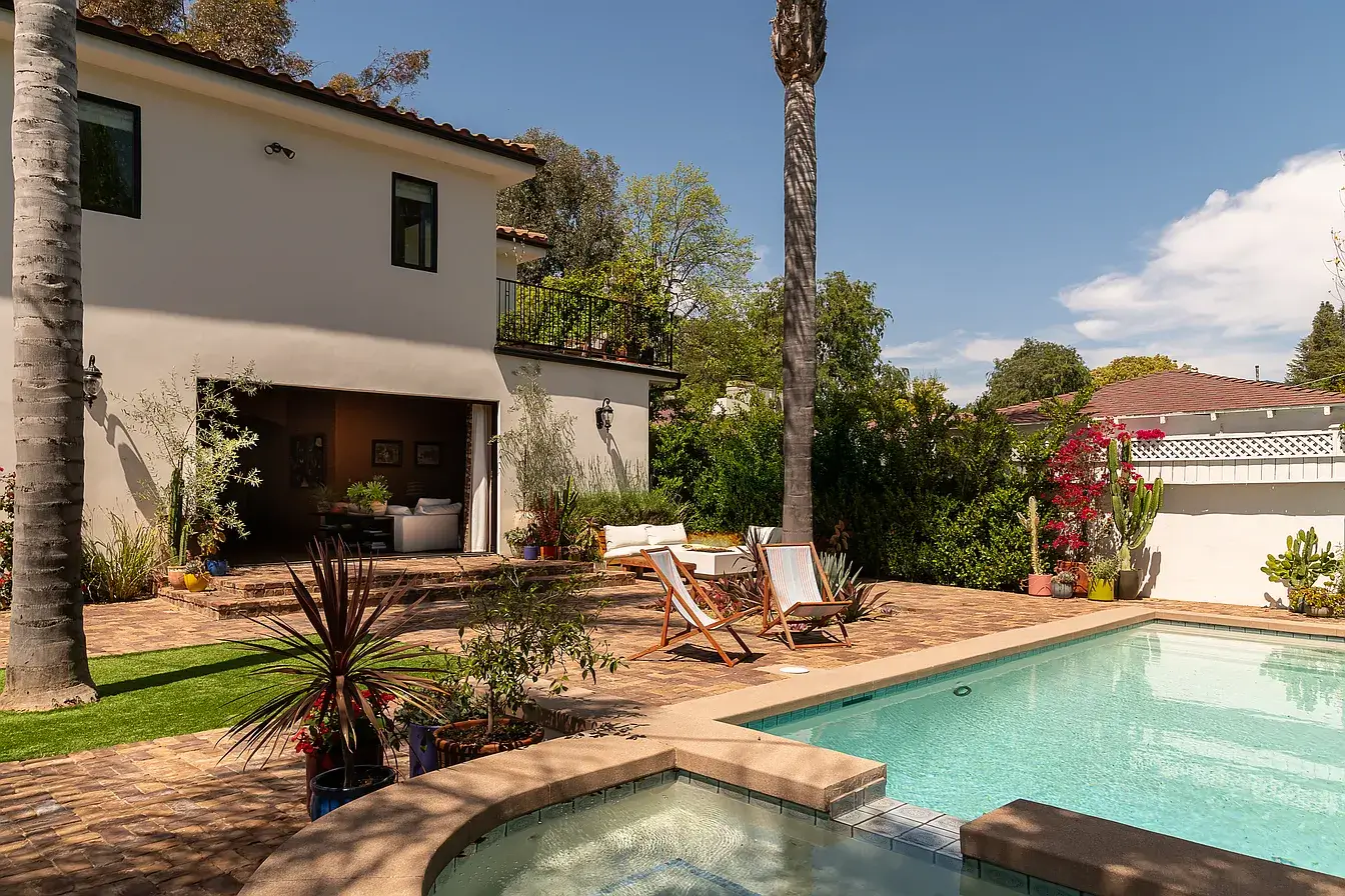 A Creative Sanctuary in Sherman Oaks Designed by Mendy Cheng 32 garden with swimming pool A Creative Sanctuary in Sherman Oaks Designed by Mendy Cheng
