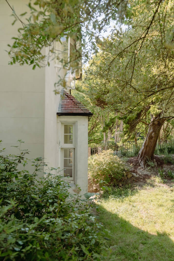 Grand, Light-Filled Spaces in a Gothic-Style English Coastal Home 31 green garden