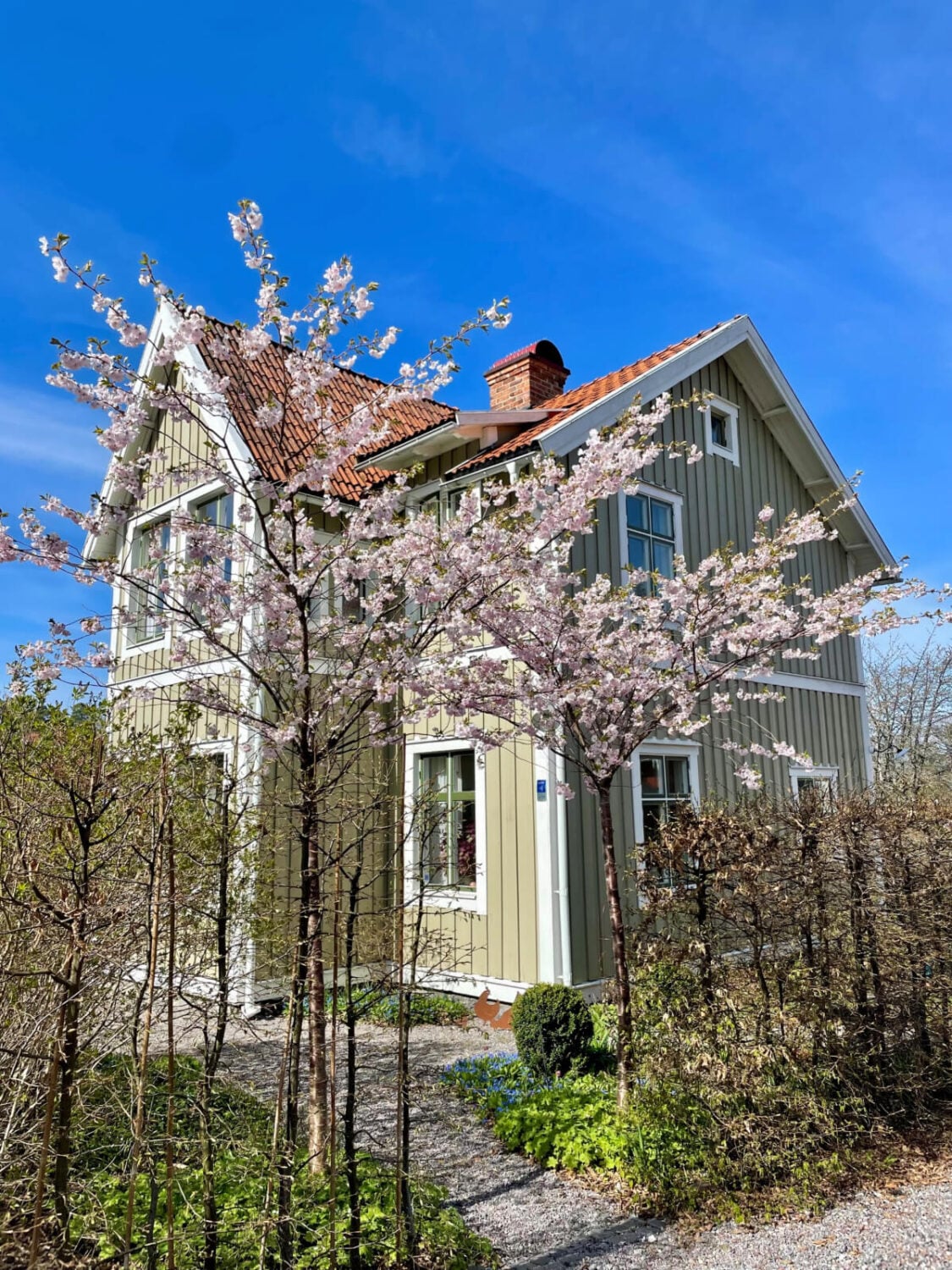 Light-Filled Rooms and Wallpapers in a Swedish Country House 31 green wooden swedish villa Light-Filled Rooms and Wallpapers in a Swedish Country House