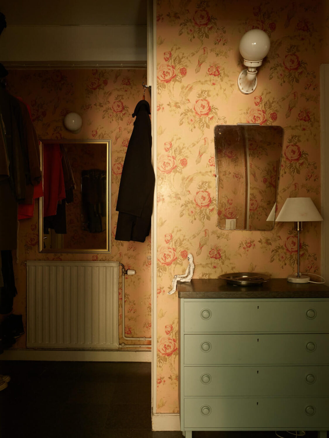 Wallpapers and a Midcentury-Style Kitchen in a 1930s Apartment 30 hall floral wallpaper