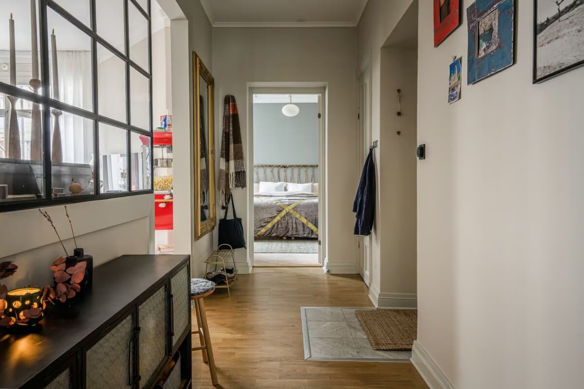 A Spacious One-Bedroom Apartment in Gothenburg 9 hall with inner industrial window