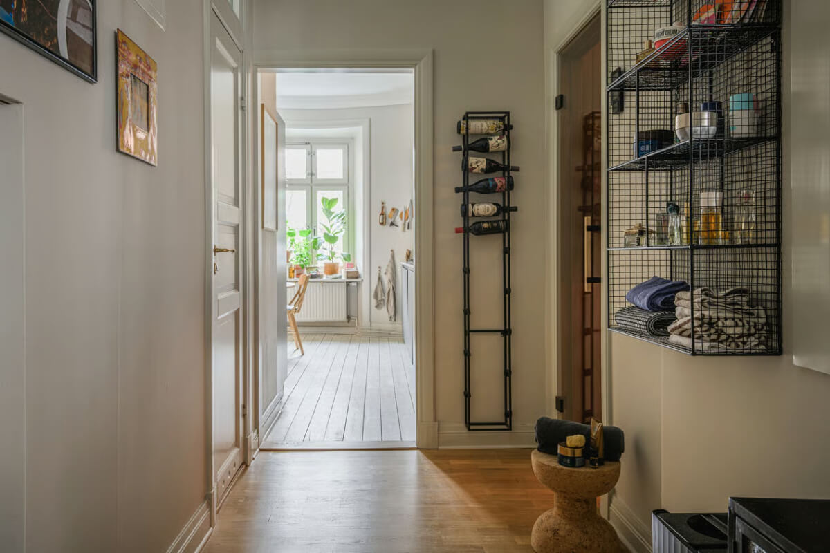 A Spacious One-Bedroom Apartment in Gothenburg 8 hall with storage