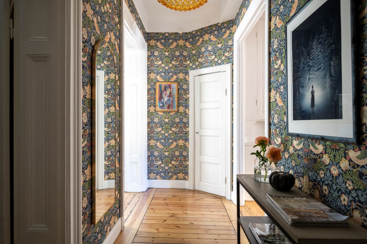 Wallpapers and Blue Tones in a Cozy Turn-of-the-Century Home 28 hallway wallpaper Wallpapers and Blue Tones in a Cozy Turn-of-the-Century Home