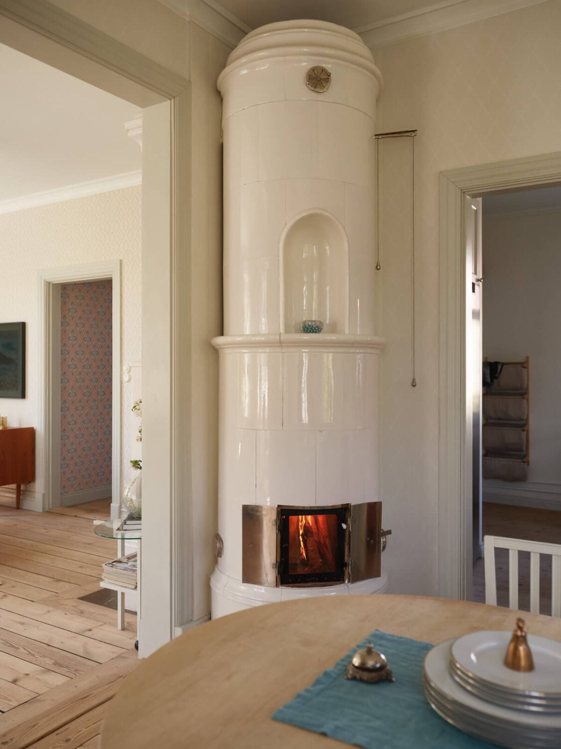 Light-Filled Rooms and Wallpapers in a Swedish Country House 8 kakelugn