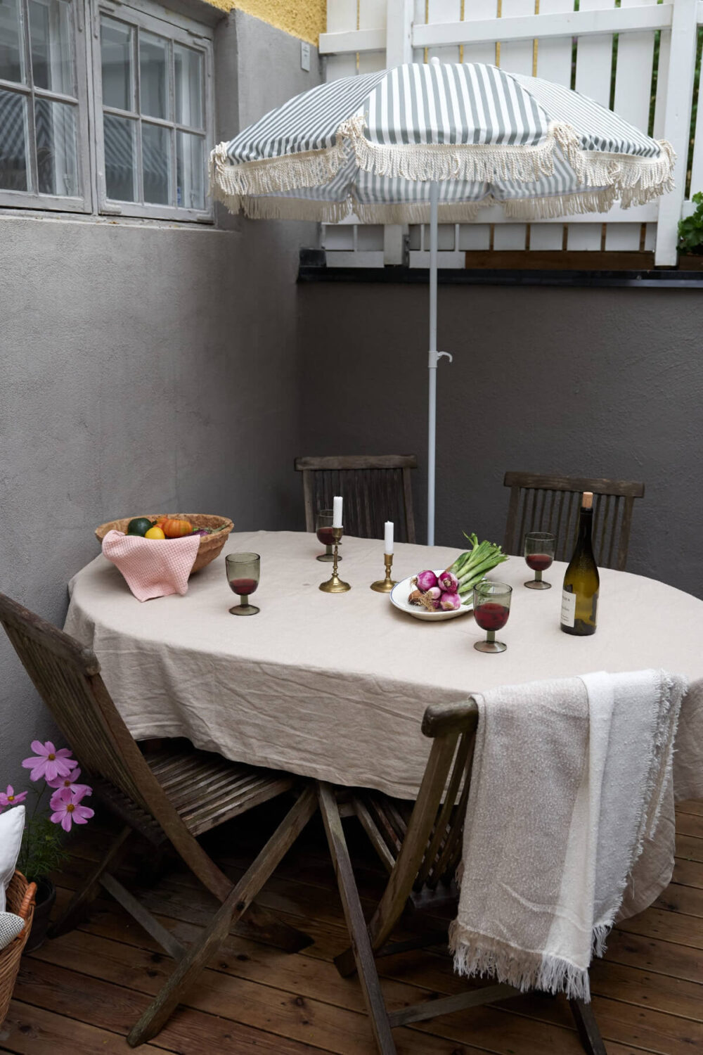 A Stylish Basement Apartment with a Private Terrace 11 large table private terrace