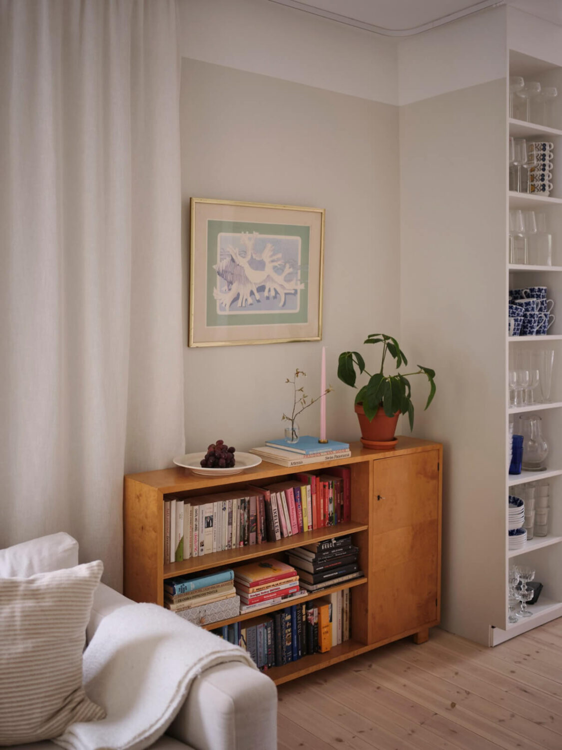 A Light Ground Floor Apartment with a Large Terrace 8 light gray walls living room