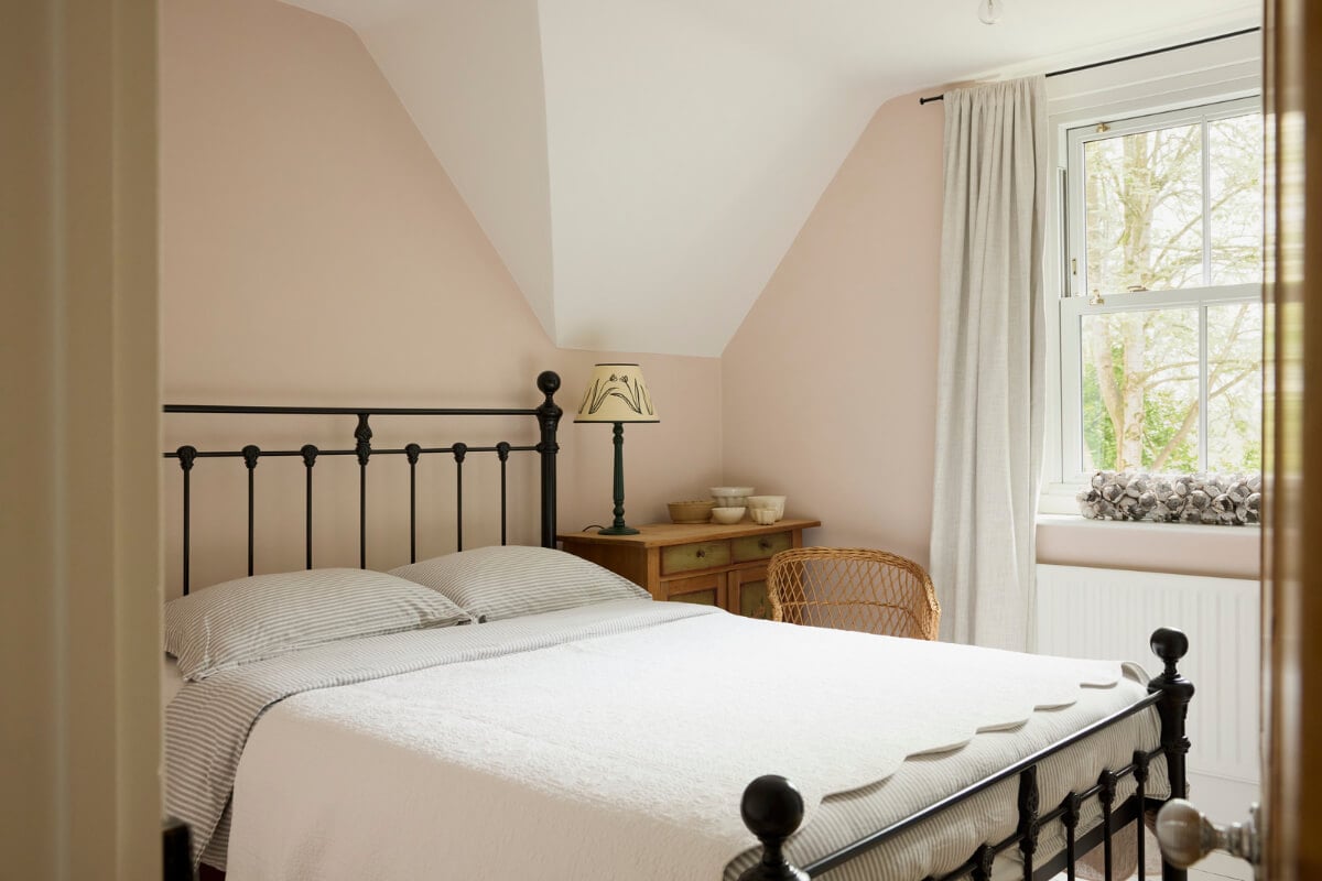 Natural Colors and Materials in a Beautiful Arts and Crafts House 24 light-pink-bedroom