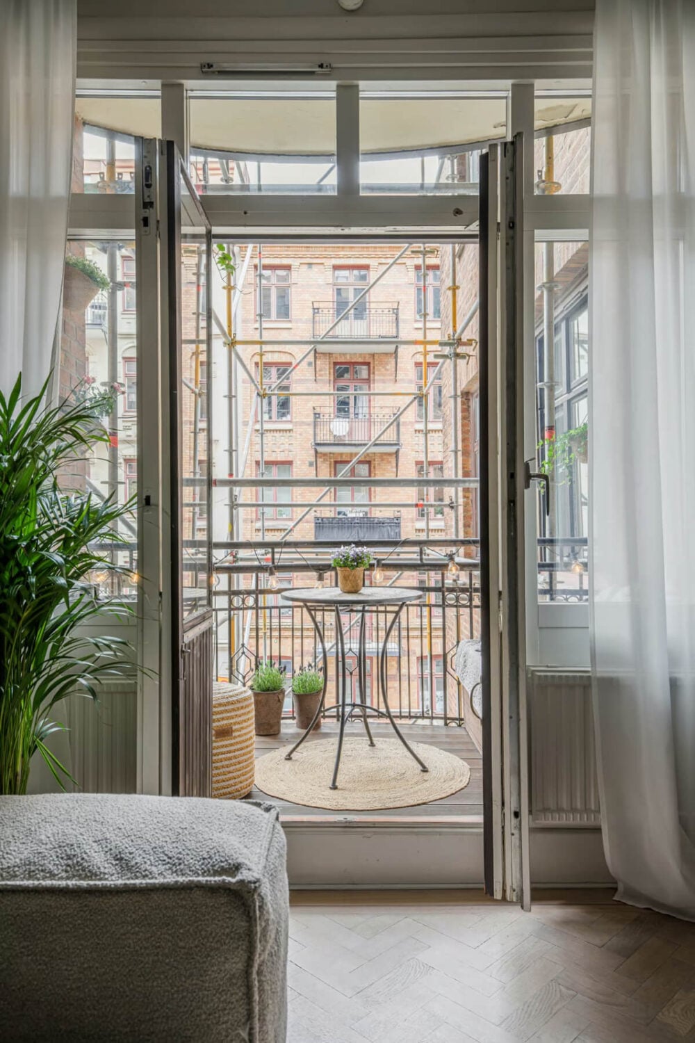 A Spacious One-Bedroom Apartment in Gothenburg 3 living room balcony