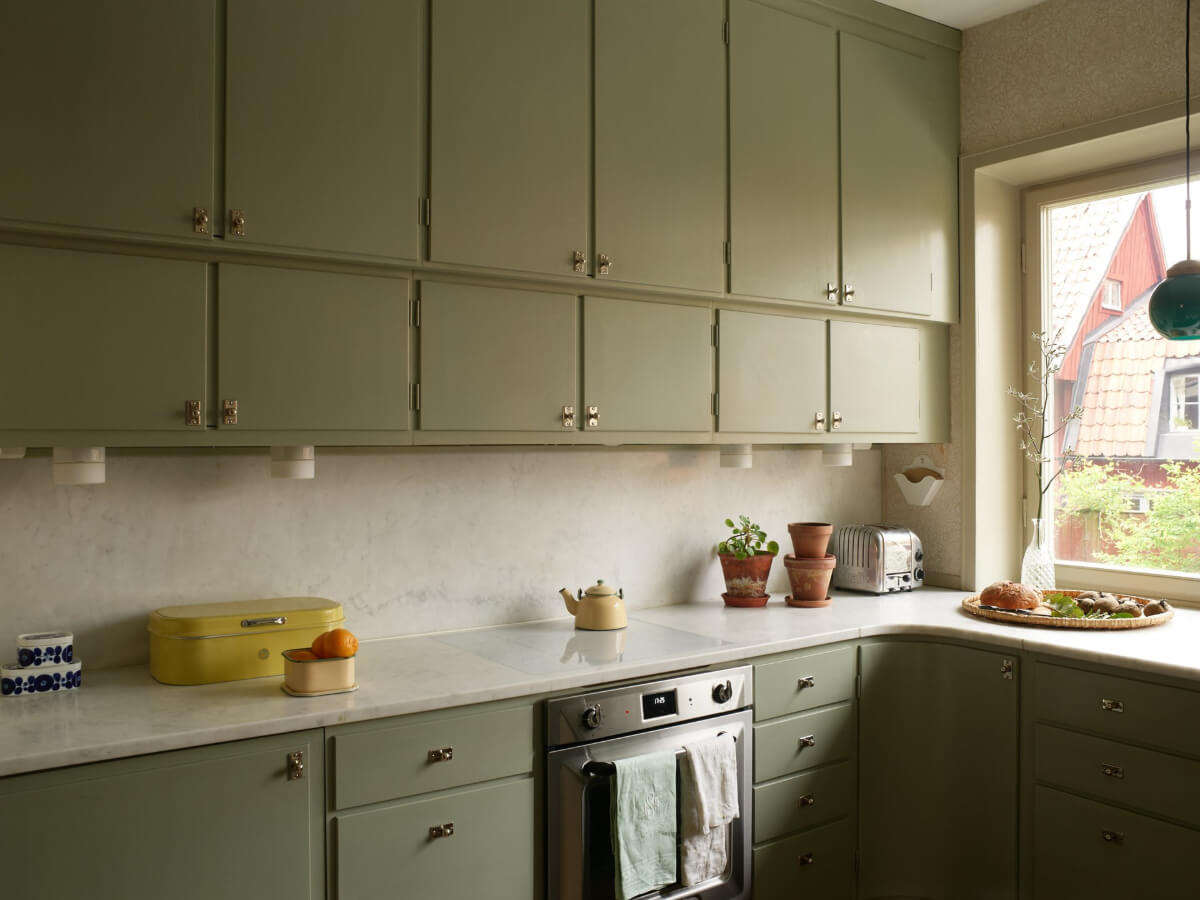 Wallpapers and a Midcentury-Style Kitchen in a 1930s Apartment 11 midcentury kitchen green cabinets