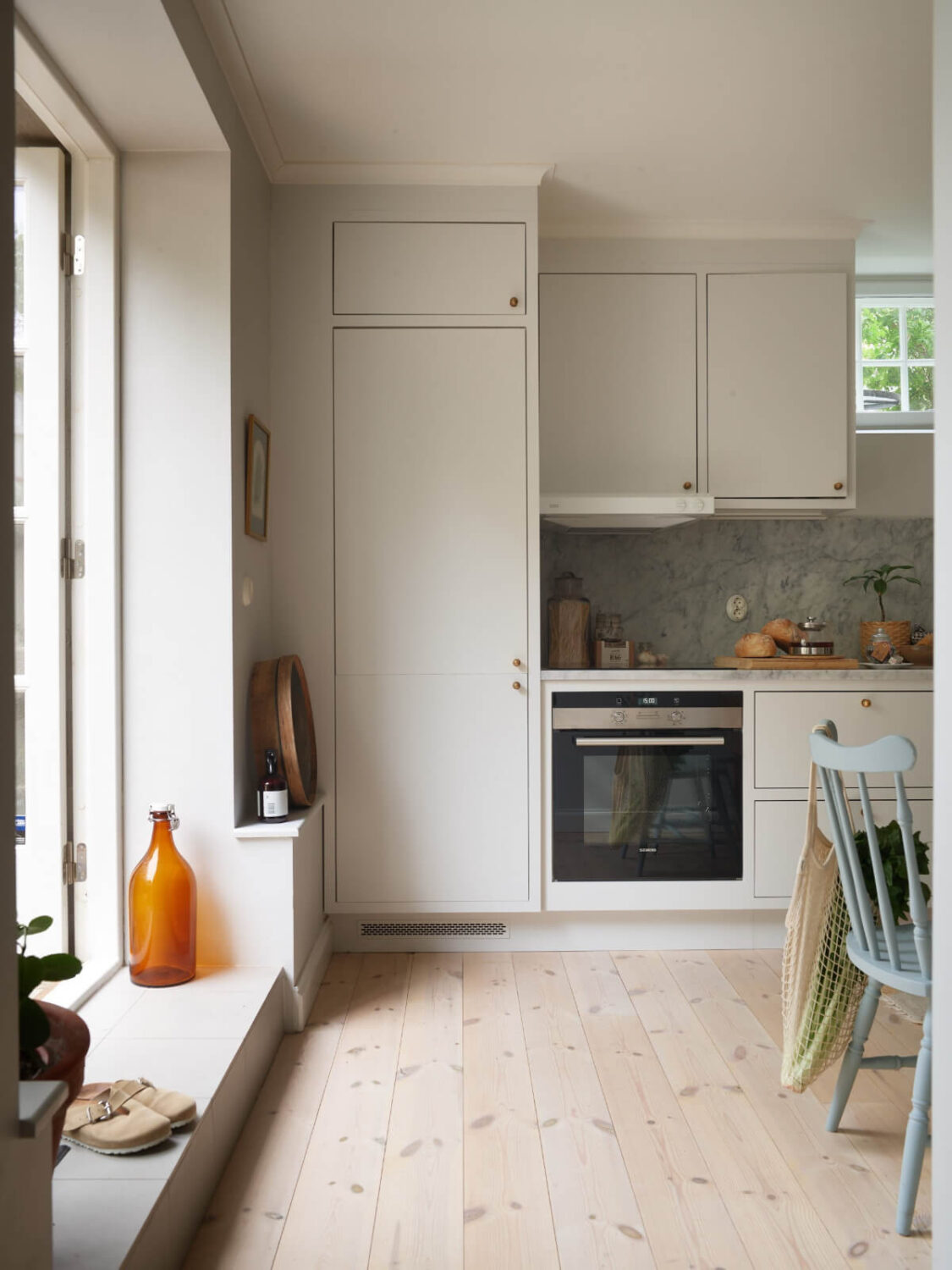 A Stylish Basement Apartment with a Private Terrace 3 modern kitchen glass doors