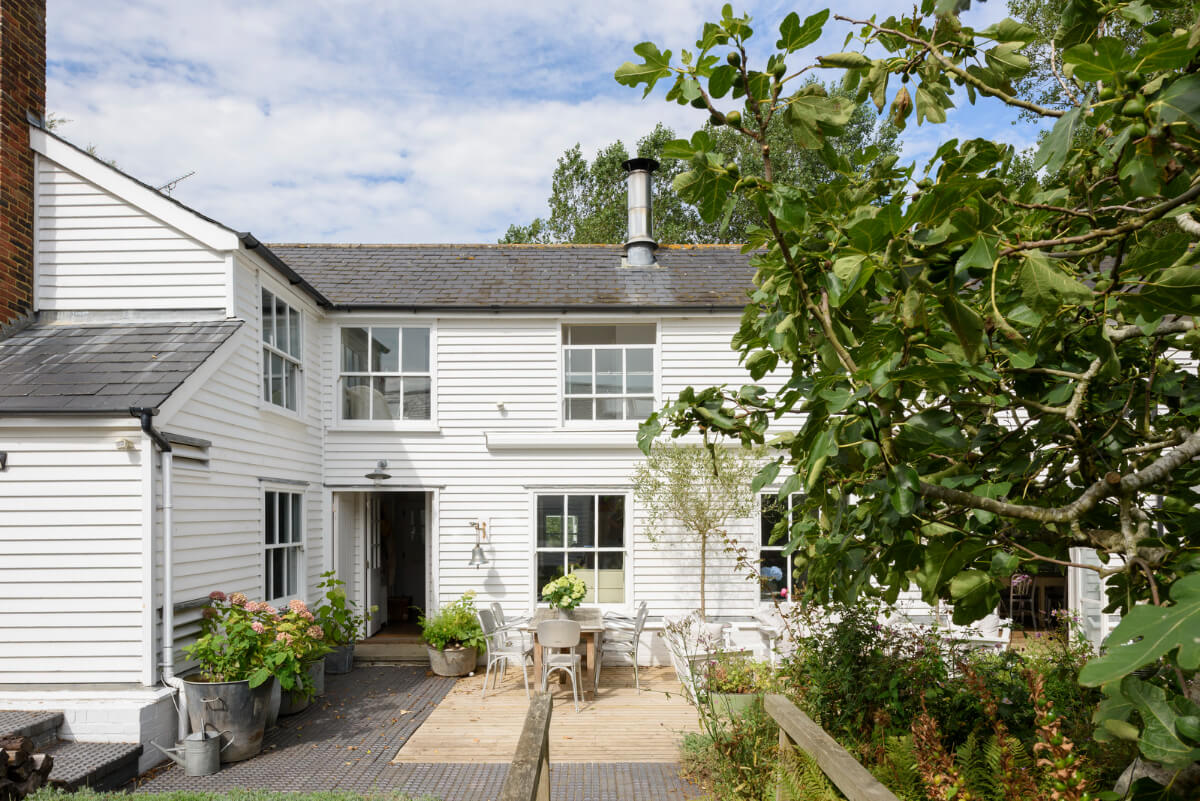 A Bright New England-Style Home with a Lush Garden 15 new england style house garden terrace