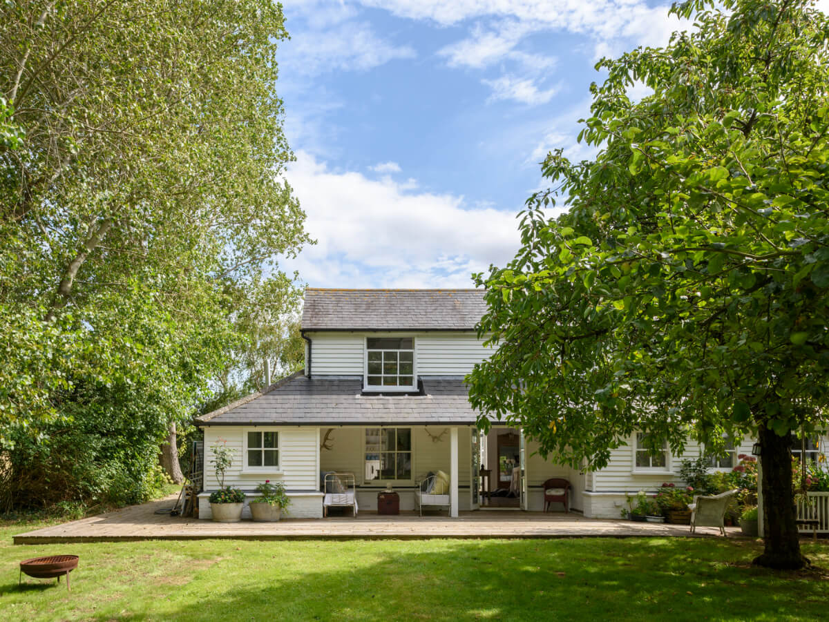 A Bright New England-Style Home with a Lush Garden 1 new england style house