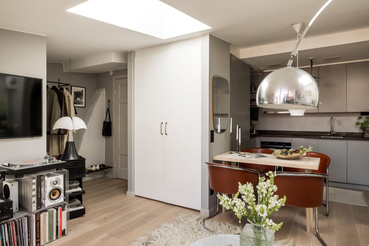 A Small, Cozy Attic Apartment with a Large Terrace 12 open-plan living space