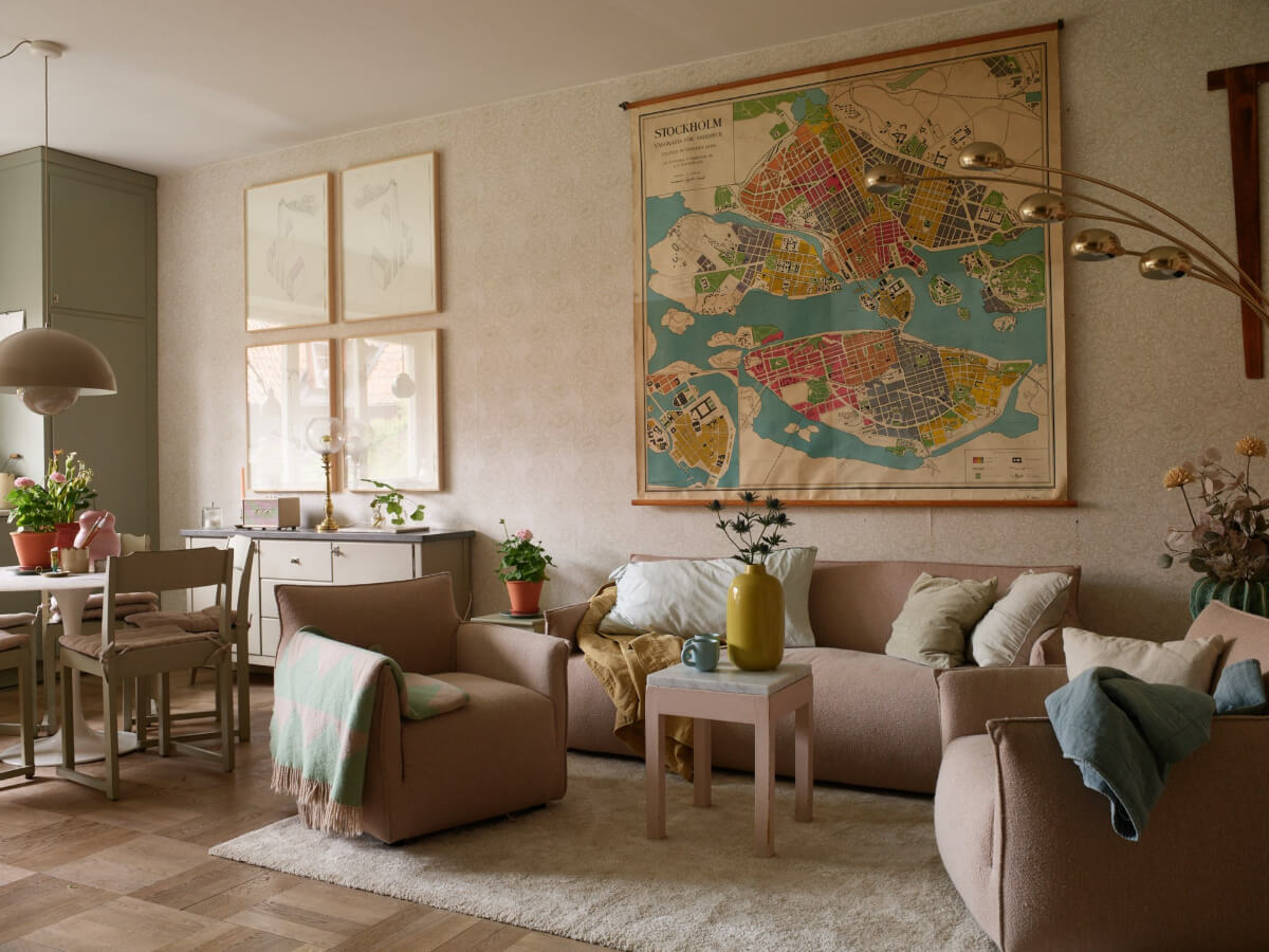 Wallpapers and a Midcentury-Style Kitchen in a 1930s Apartment 5 parquet floor open-plan living room