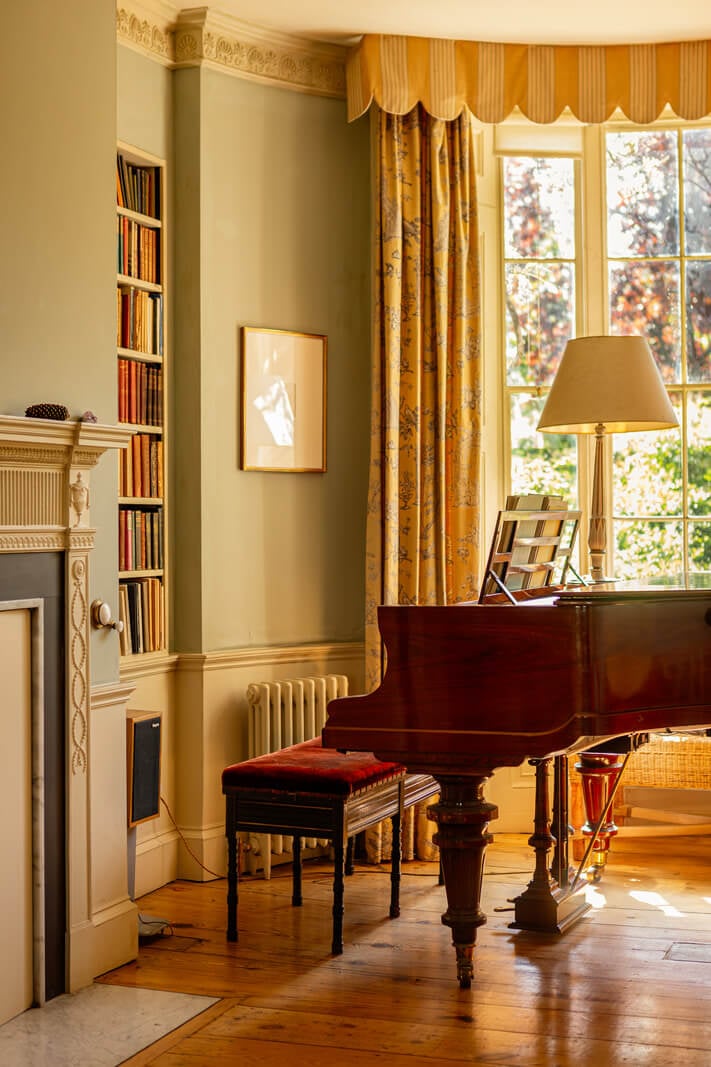 A Carefully Restored Georgian Townhouse in East London 2 piano in bay window