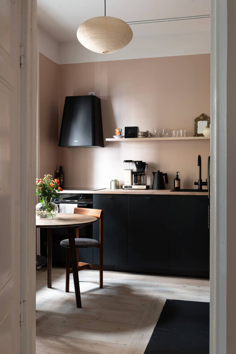 A Pink Studio Apartment with a Modern Black Kitchen 10 pink and black kitchen