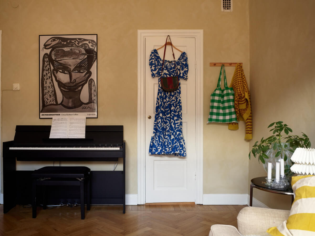 Warm Walls and Original Elements in a Swedish Studio Apartment 6 plaster walls studio apartment