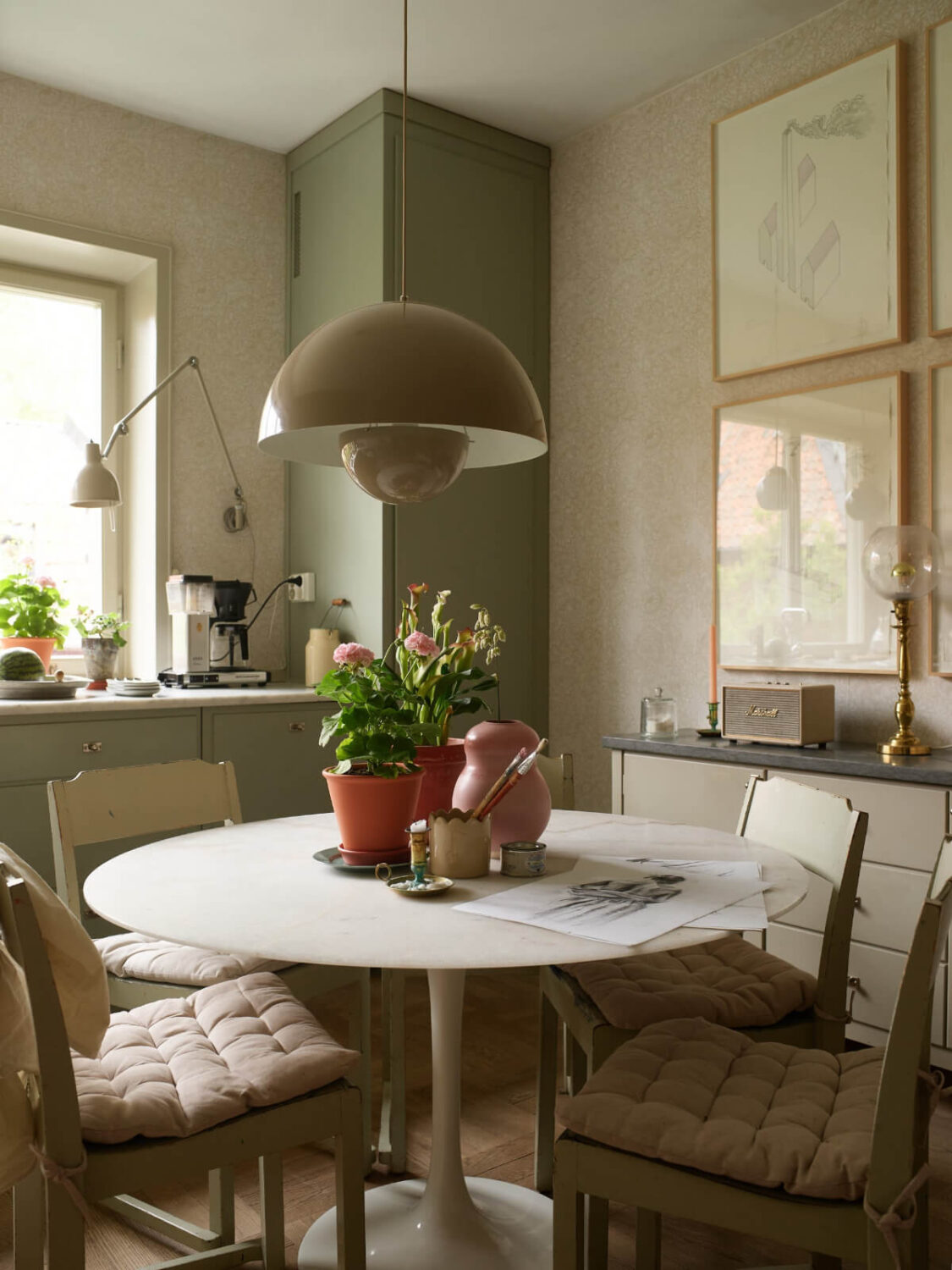 Wallpapers and a Midcentury-Style Kitchen in a 1930s Apartment 12 round dining table andtradition pendant lamp