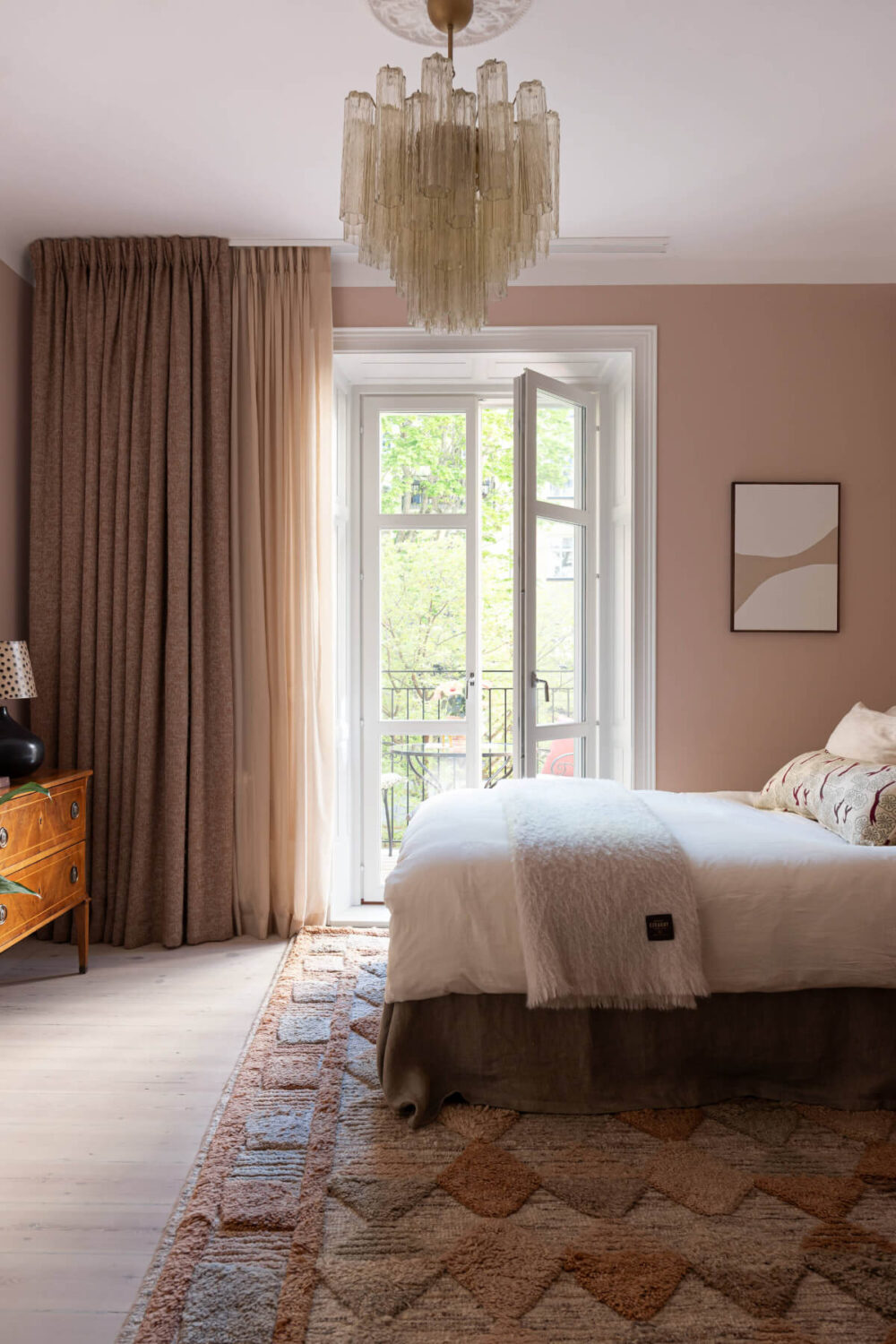 Studio Apartment Layout Ideas: Living Small is Looking Good 23 serene pink studio large rug
