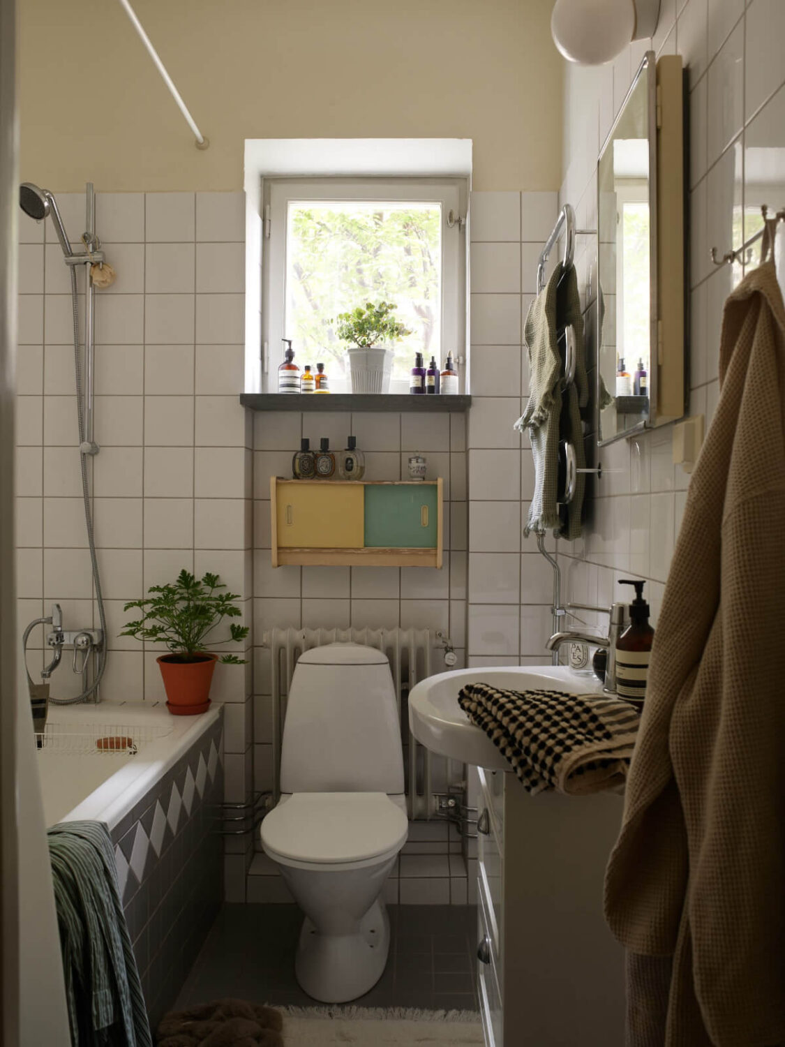Wallpapers and a Midcentury-Style Kitchen in a 1930s Apartment 25 small bathroom white tiles