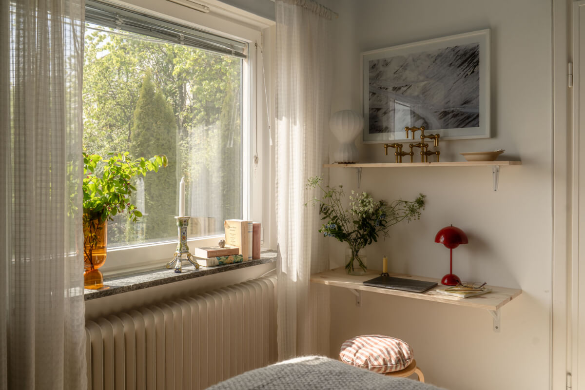 A Stylish and Joyful Color and Material Palette in a Midcentury Apartment 20 small bedroom home office shelves