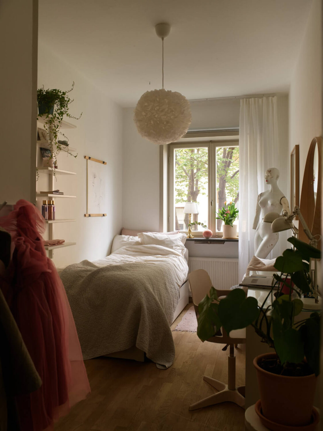 Wallpapers and a Midcentury-Style Kitchen in a 1930s Apartment 23 small bedroom with desk