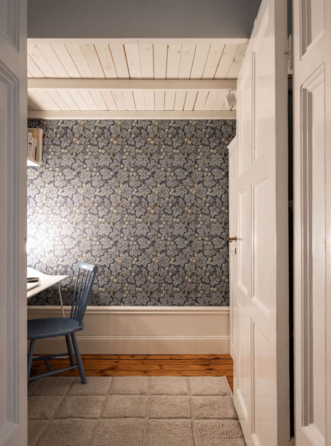 Wallpapers and Blue Tones in a Cozy Turn-of-the-Century Home 25 small home office wallpaper