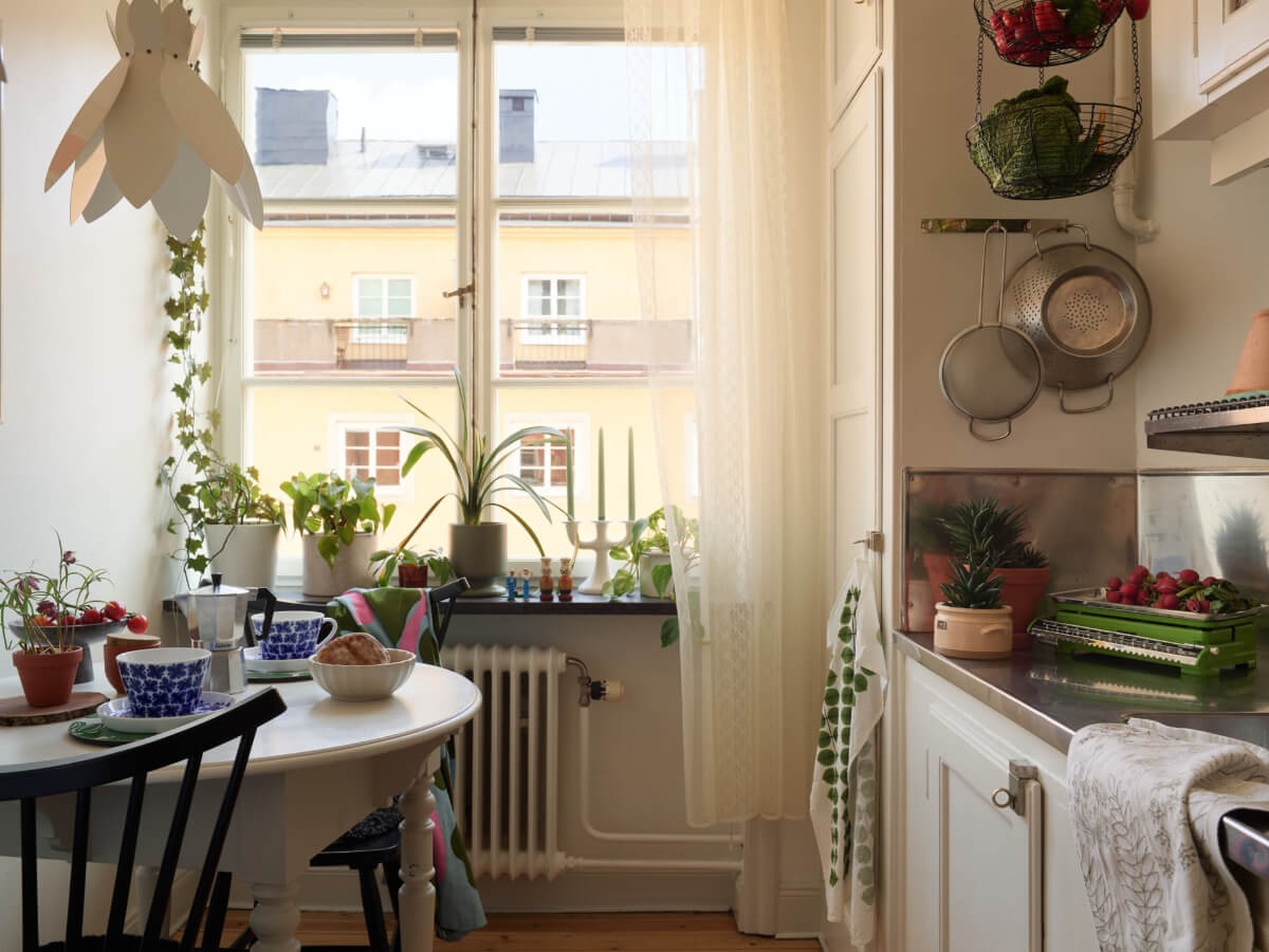 Warm Walls and Original Elements in a Swedish Studio Apartment 12 small kitchen large window