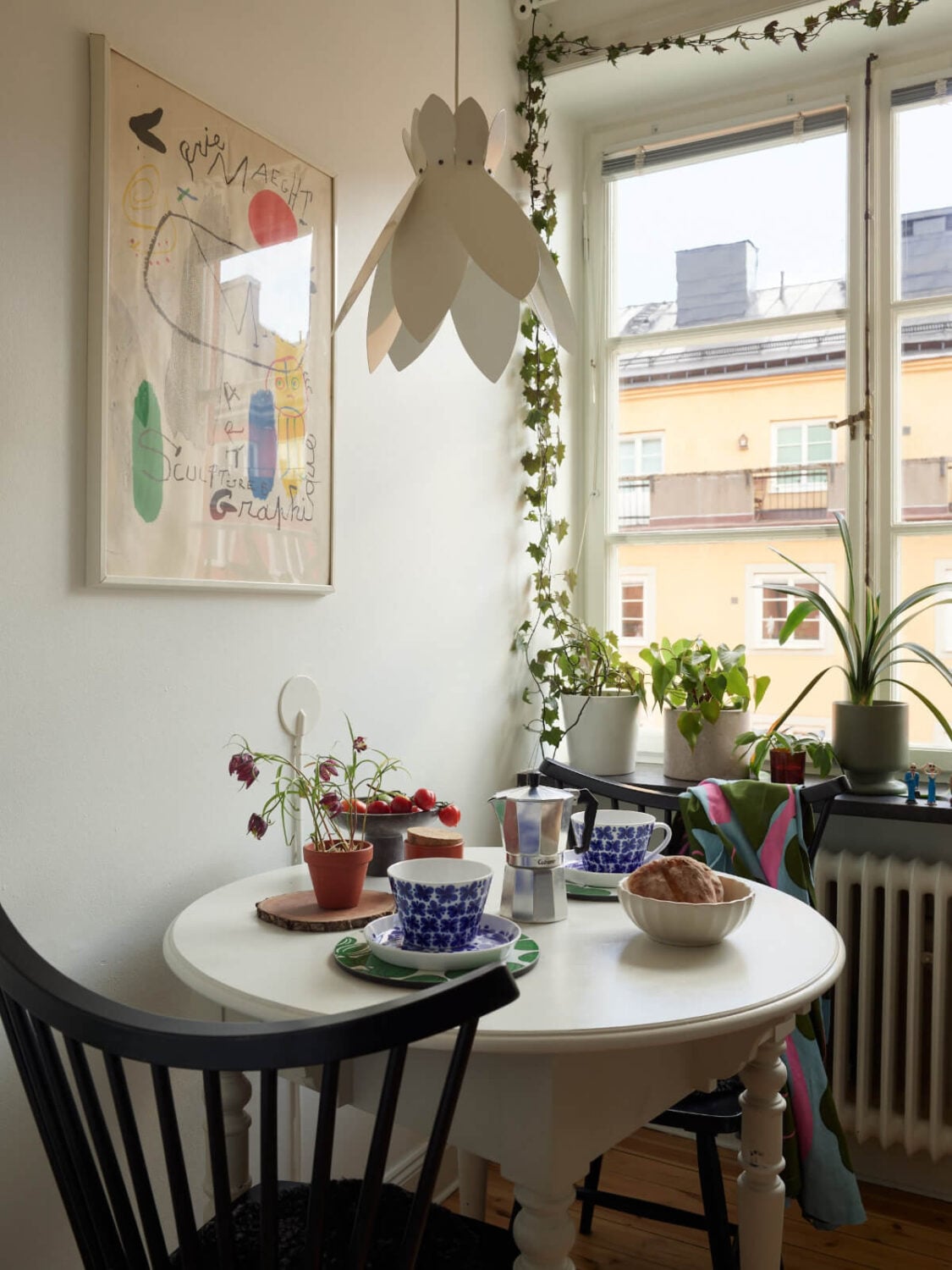 Warm Walls and Original Elements in a Swedish Studio Apartment 11 small round kitchen table