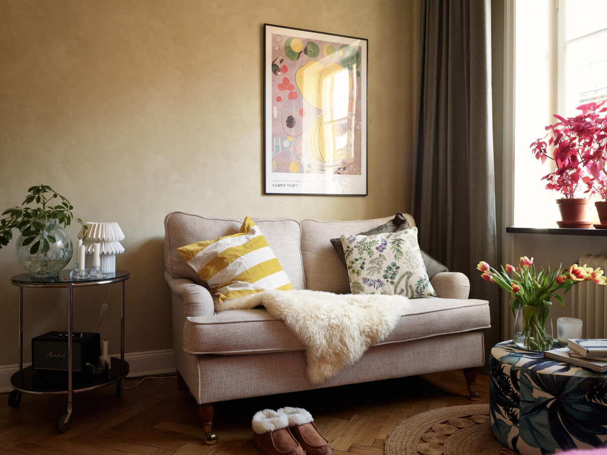 Warm Walls and Original Elements in a Swedish Studio Apartment 3 studio apartment sitting area