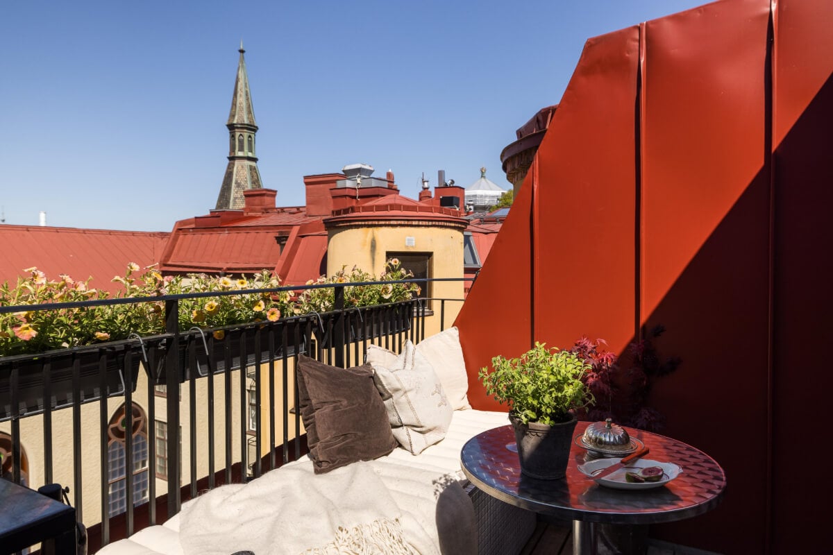 A Small, Cozy Attic Apartment with a Large Terrace 4 sunny balcony