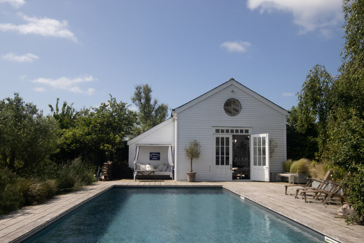 A Bright New England-Style Home with a Lush Garden 20 swimming pool