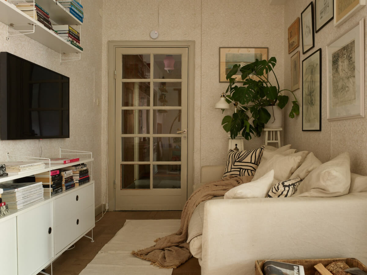 Wallpapers and a Midcentury-Style Kitchen in a 1930s Apartment 2 television room string shelving cabinet