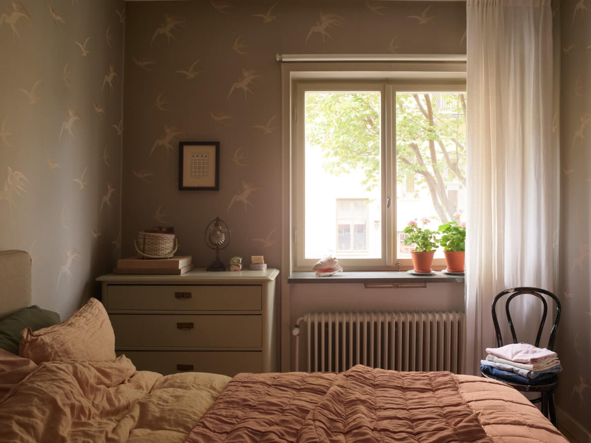 Wallpapers and a Midcentury-Style Kitchen in a 1930s Apartment 18 wallpaper bedroom window