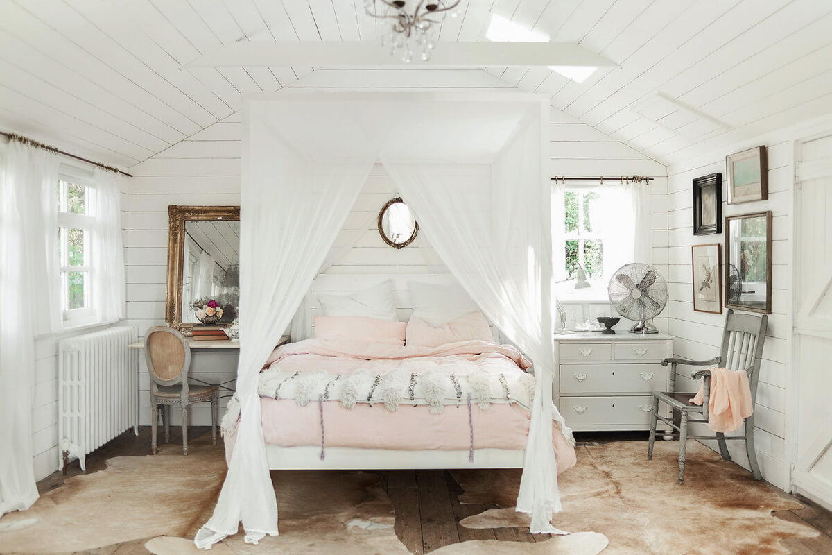 A Bright New England-Style Home with a Lush Garden 19 white bedroom canopy bed pitched ceiling A Bright New England-Style Home with a Lush Garden