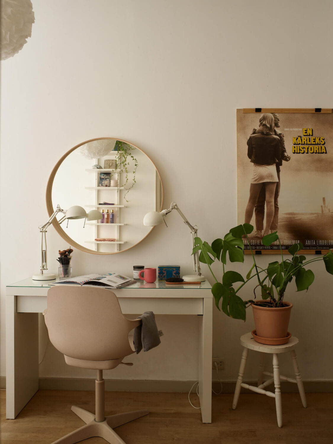 Wallpapers and a Midcentury-Style Kitchen in a 1930s Apartment 24 white ikea desk