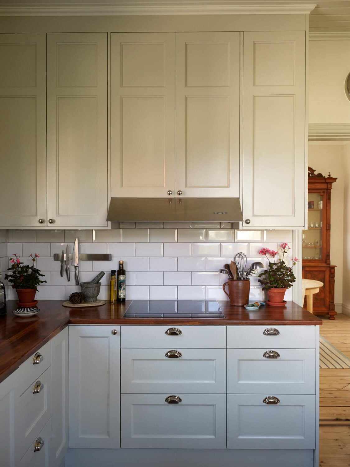 Light-Filled Rooms and Wallpapers in a Swedish Country House 11 white kitchen wooden countertop